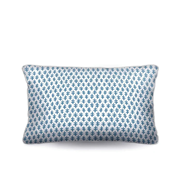 Add a coastal touch with the Chicken Lumbar Cushion. Crafted from cotton canvas featuring a cadet blue foulard and white piping. Order yours now!