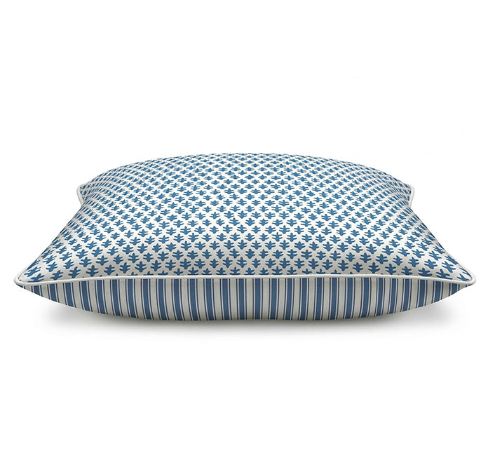 Add a coastal touch with the Chicken Lumbar Cushion. Crafted from cotton canvas featuring a cadet blue foulard and white piping. Order yours now!
