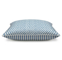 Add a coastal touch with the Chicken Lumbar Cushion. Crafted from cotton canvas featuring a cadet blue foulard and white piping. Order yours now!